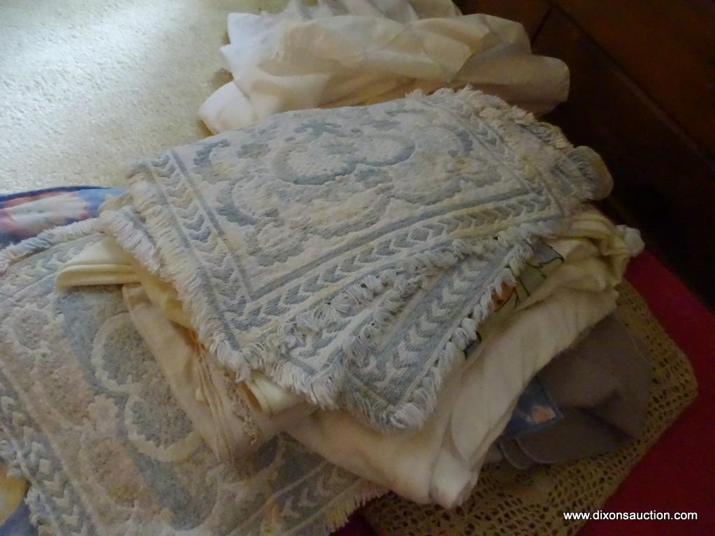 (MBR) LOT OF ASSORTED LINENS; LARGE LOT TO INCLUDE A PINK QUILTED BLANKET, ROOSTER PLACEMATS,