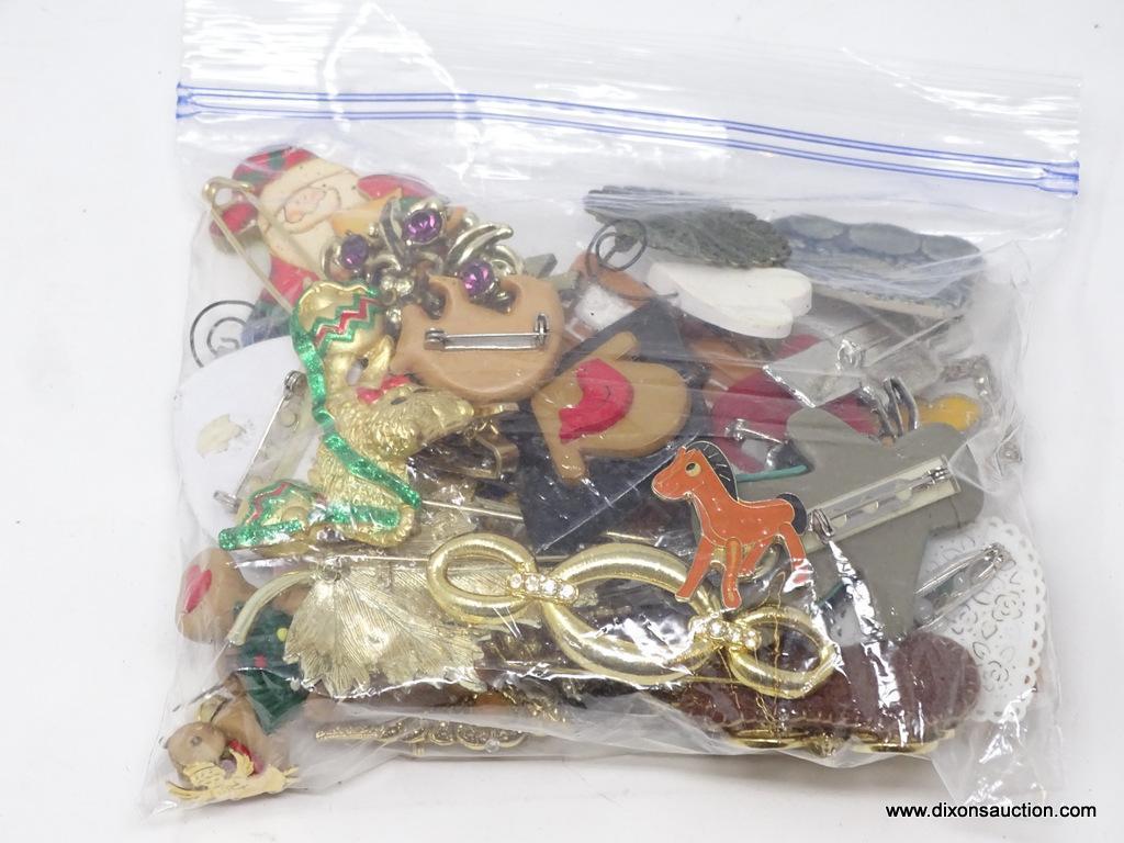 LOT OF ASSORTED BROOCHES; LOT OF UNRESEARCHED BROACHES TO INCLUDE BROOCHES RANGING FROM SANTA, CATS,