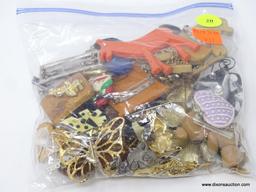 LOT OF ASSORTED BROOCHES; LOT OF UNRESEARCHED BROACHES TO INCLUDE BROOCHES RANGING FROM SANTA, CATS,