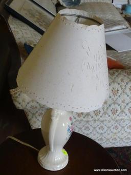 (FAM) FLOWER VASE TABLE LAMP; TABLE LAMP WITH A FLOWER VASE BASE THAT HAS FLOWERS PAINTED ON THE