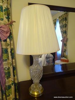 (BR) PAIR OF CUT GLASS TABLE LAMPS; 2 MATCHING TABLE LAMPS WITH CUT GLASS FAN DETAILING SITTING ON A