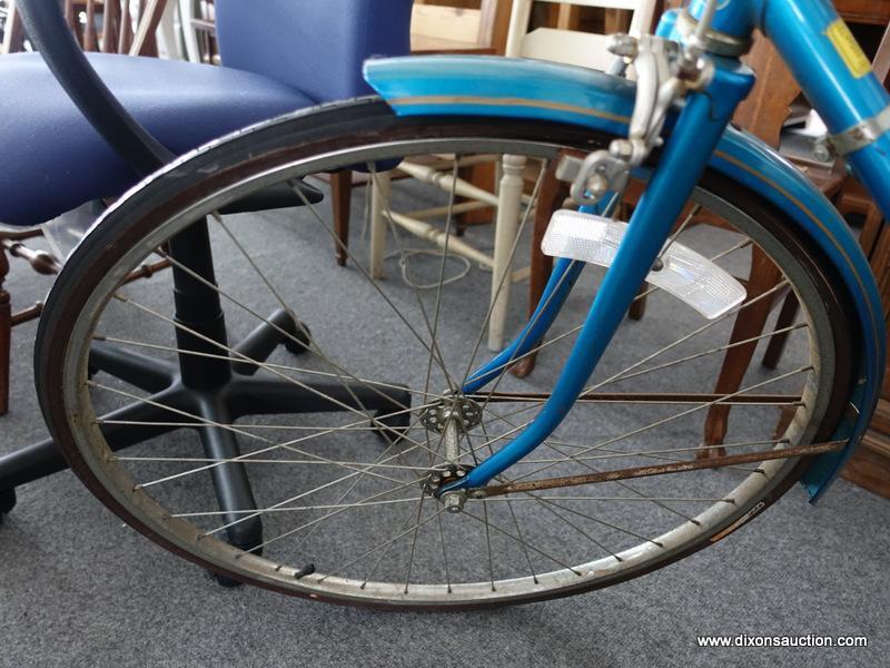 (R4) VINTAGE 3-SPEED BIKE; VINTAGE SCHWINN WORLD TOURIST 27 IN 3-SPEED BIKE. IN GOOD CONDITION, WITH