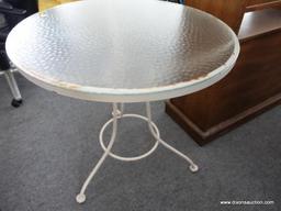 (R5) METAL TABLE; PLEXIGLASS AND METAL BASE ROUND PATIO TABLE. MEASURES 29 IN TALL WITH A 29 IN