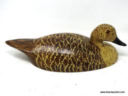 PINTAIL HEN DECOY. WILDFLOWER DECOY CO. PINE BODY. FLAT BOTTOM. PROFESSIONALLY RESTORED PAINT.