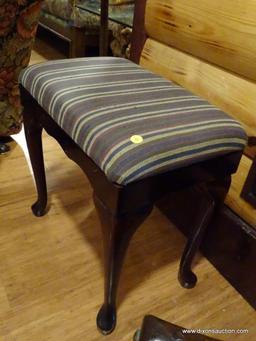 (BDEN) BOMBAY CO. STRIPED UPHOLSTERED BENCH; WITH MAHOGANY QUEEN ANNE LEG BASE. THE STRIPE PATTERN