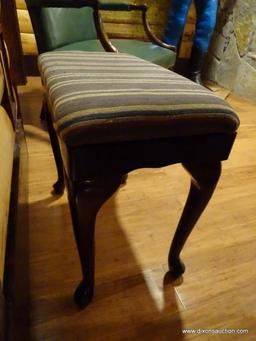 (BDEN) BOMBAY CO. STRIPED UPHOLSTERED BENCH; WITH MAHOGANY QUEEN ANNE LEG BASE. THE STRIPE PATTERN