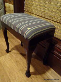 (BDEN) BOMBAY CO. STRIPED UPHOLSTERED BENCH; WITH MAHOGANY QUEEN ANNE LEG BASE. THE STRIPE PATTERN