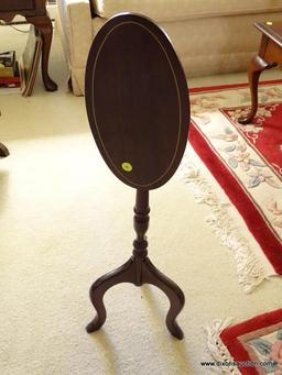 (LR) TILT-TOP LAMP TABLE; INLAID, MAHOGANY, PEDESTAL LAMP TABLE WITH A TILTING, OVAL TOP, A TURNED