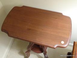 (LR) VICTORIAN TABLE; WALNUT VICTORIAN TABLE WITH A TURNED STEM AND 4 BRACKET DETAILED LEGS.