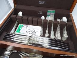 (SHOW) REED AND BARTON STERLING SILVER FLATWARE AND CHEST; 90 PIECE SET OF REED AND BARTON "HAMPTON