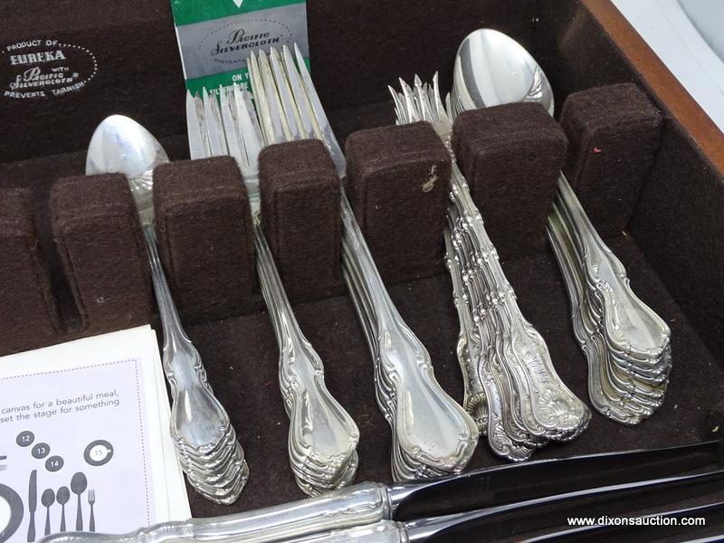 (SHOW) REED AND BARTON STERLING SILVER FLATWARE AND CHEST; 90 PIECE SET OF REED AND BARTON "HAMPTON