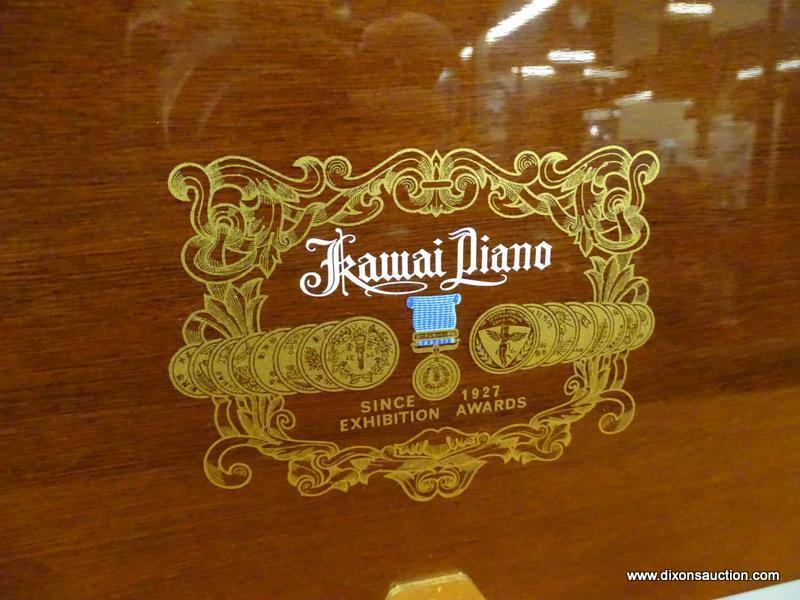 (R1) KAWAI UPRIGHT PIANO AND BENCH; MAHOGANY, KAWAI UPRIGHT PIANO WITH MUSIC STAND AND PIANO BENCH