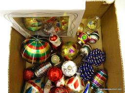 (BR) TRAY LOT OF GLASS ORNAMENTS; 35+ PIECE LOT OF GLASS DECORATIVE ORNAMENTS TO INCLUDE BALL