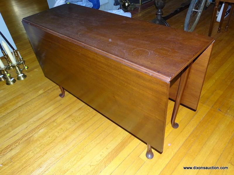 (LR) VINTAGE BIGGS DROP LEAF TABLE; 1950'S, MAHOGANY, 3-BOARD, QUEEN ANNE STYLE DROP LEAF TABLE. HAS