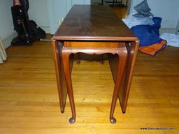 (LR) VINTAGE BIGGS DROP LEAF TABLE; 1950'S, MAHOGANY, 3-BOARD, QUEEN ANNE STYLE DROP LEAF TABLE. HAS