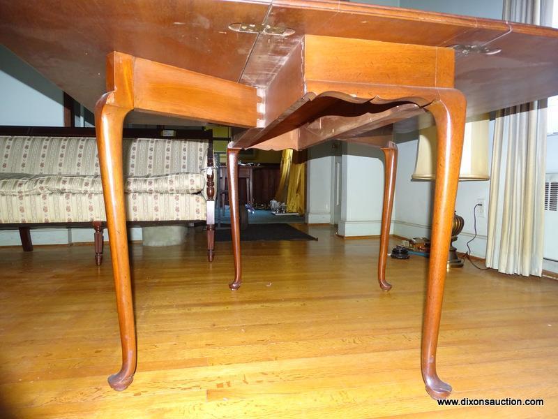 (LR) VINTAGE BIGGS DROP LEAF TABLE; 1950'S, MAHOGANY, 3-BOARD, QUEEN ANNE STYLE DROP LEAF TABLE. HAS