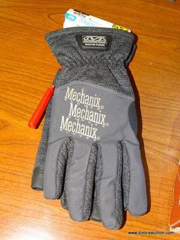 (R1) MECHANIX WEAR LARGE, BLACK POLYESTER, MEN'S INSULATED WINTER GLOVES. RETAILS FOR $29.98.