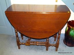 (HALL) TABLE; VINTAGE MAHOGANY WILLIAM AND MARY STYLE DROP LEAF TABLE WITH TURNED LEGS AND SUPPORTS-