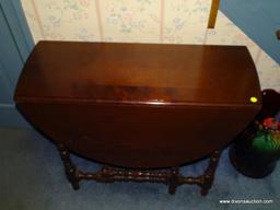 (HALL) TABLE; VINTAGE MAHOGANY WILLIAM AND MARY STYLE DROP LEAF TABLE WITH TURNED LEGS AND SUPPORTS-