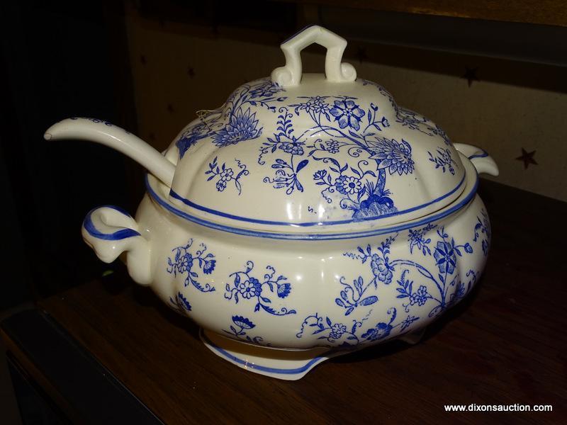 (KIT) TUREEN AND TEA POT; 2 PCS. OF DELFT STYLE PORCELAIN- GIFT IDEAS CREATIONS SOUP TUREEN WITH