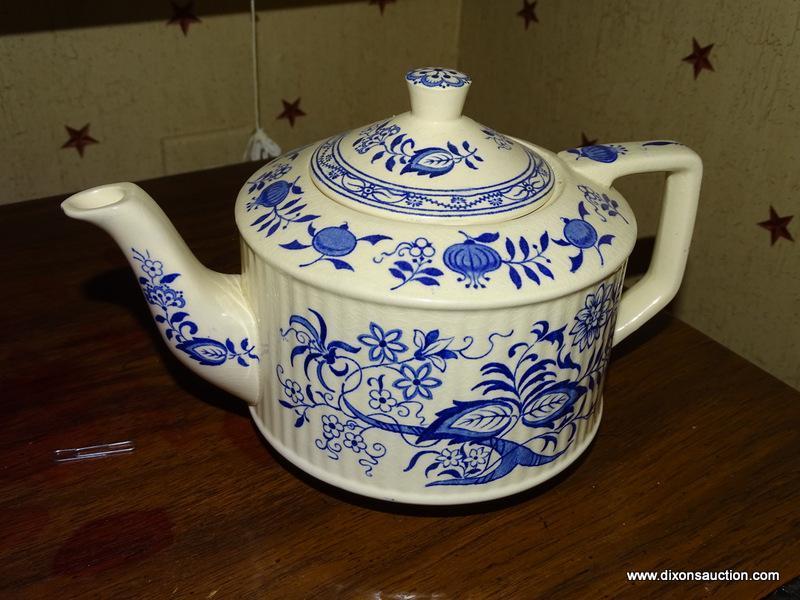 (KIT) TUREEN AND TEA POT; 2 PCS. OF DELFT STYLE PORCELAIN- GIFT IDEAS CREATIONS SOUP TUREEN WITH