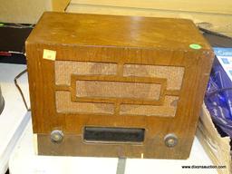 LOT OF ASSORTED ITEMS; BOX LOT TO INCLUDE A SONY DREAM MACHINE ALARM CLOCK, A VINTAGE RADIO, AND