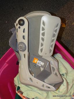 TUB LOT OF ASSORTED ITEMS; LOT INCLUDES AN AIRCAST SOFT STRIKE BOOT FOOT BRACE, ASSORTED BAGS, AND