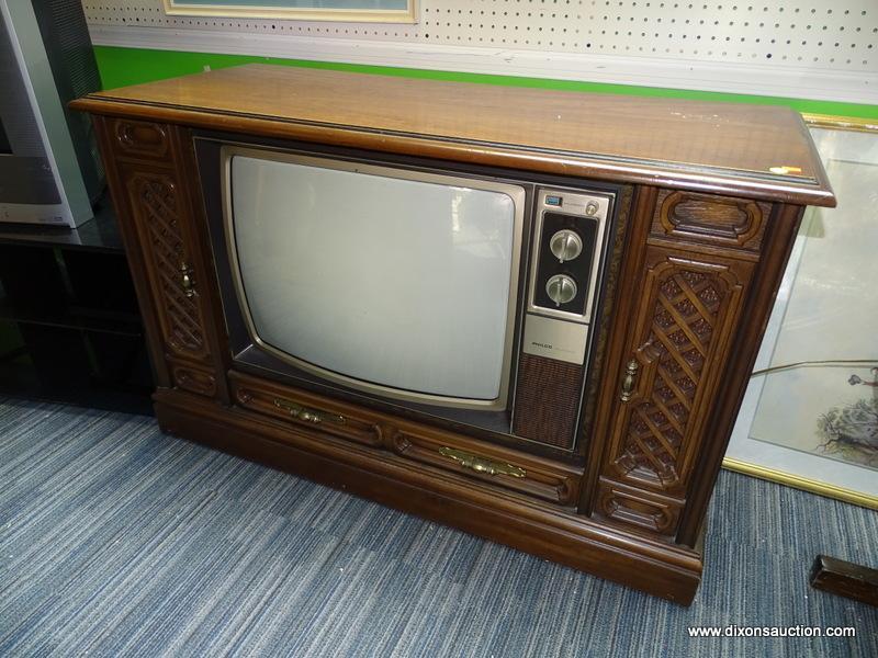 (BWALL) VINTAGE PHILCO SOLID STATE TV IN MID CENTURY MODERN CABINET. MEASURES 47" X 19.25" X 30".