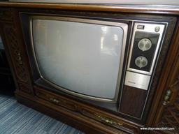 (BWALL) VINTAGE PHILCO SOLID STATE TV IN MID CENTURY MODERN CABINET. MEASURES 47" X 19.25" X 30".