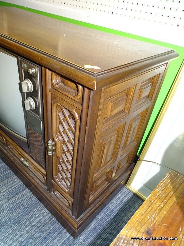 (BWALL) VINTAGE PHILCO SOLID STATE TV IN MID CENTURY MODERN CABINET. MEASURES 47" X 19.25" X 30".