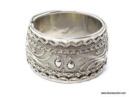 VINTAGE UNSIGNED WHITING AND DAVIS ORNATE SILVER TONE MESH SPRING HINGE "CLAMPER" BANGLE BRACELET.