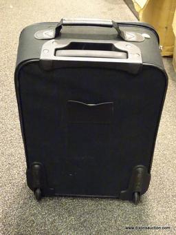 LUGGAGE BAG; FORECAST GREEN LUGGAGE BAG IN EXCELLENT CONDITION. IS READY FOR ALL YOUR TRAVELING
