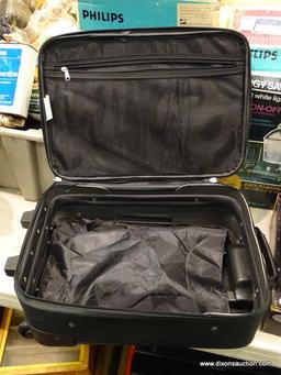 LUGGAGE BAG; FORECAST GREEN LUGGAGE BAG IN EXCELLENT CONDITION. IS READY FOR ALL YOUR TRAVELING