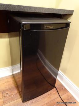 (BAS) DANBY DESIGNER BRAND BLACK MINI FRIDGE. HAS BEEN TESTED AND DOES TURN ON. MEASURES 18 IN X 19