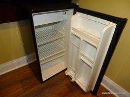 (BAS) DANBY DESIGNER BRAND BLACK MINI FRIDGE. HAS BEEN TESTED AND DOES TURN ON. MEASURES 18 IN X 19