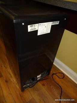 (BAS) DANBY DESIGNER BRAND BLACK MINI FRIDGE. HAS BEEN TESTED AND DOES TURN ON. MEASURES 18 IN X 19