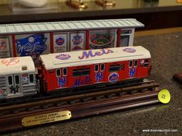 (BAS) THE DANBURY MINT SUBWAY SERIES "THE NEW YORK YANKEES VS NEW YORK METS" OCTOBER 2000. MEASURES