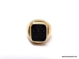 HEAVY 10K YELLOW GOLD RING WITH FAMILY CREST ENGRAVED BLACK ONYX GEMSTONE. SIZE 5-3/4. WEIGHS