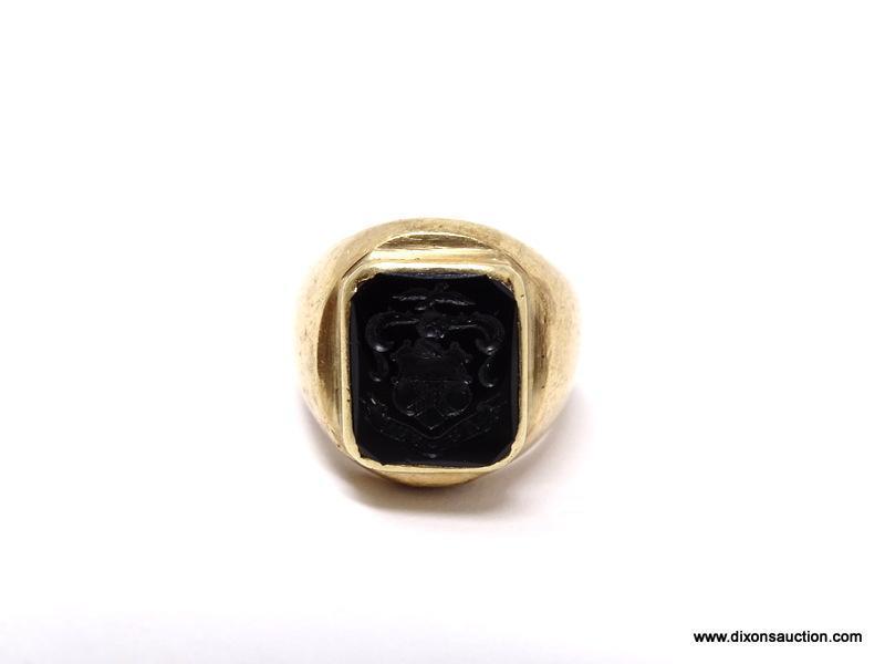 HEAVY 10K YELLOW GOLD RING WITH FAMILY CREST ENGRAVED BLACK ONYX GEMSTONE. SIZE 5-3/4. WEIGHS