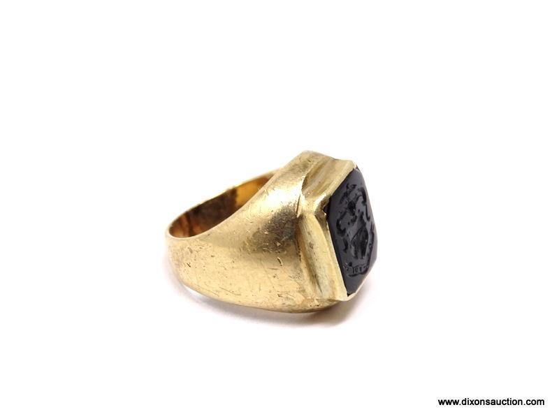 HEAVY 10K YELLOW GOLD RING WITH FAMILY CREST ENGRAVED BLACK ONYX GEMSTONE. SIZE 5-3/4. WEIGHS