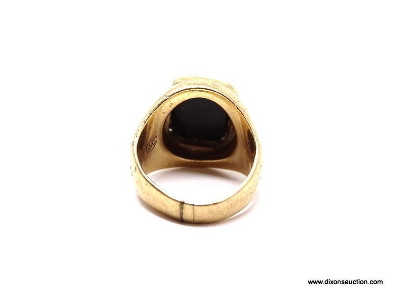 HEAVY 10K YELLOW GOLD RING WITH FAMILY CREST ENGRAVED BLACK ONYX GEMSTONE. SIZE 5-3/4. WEIGHS