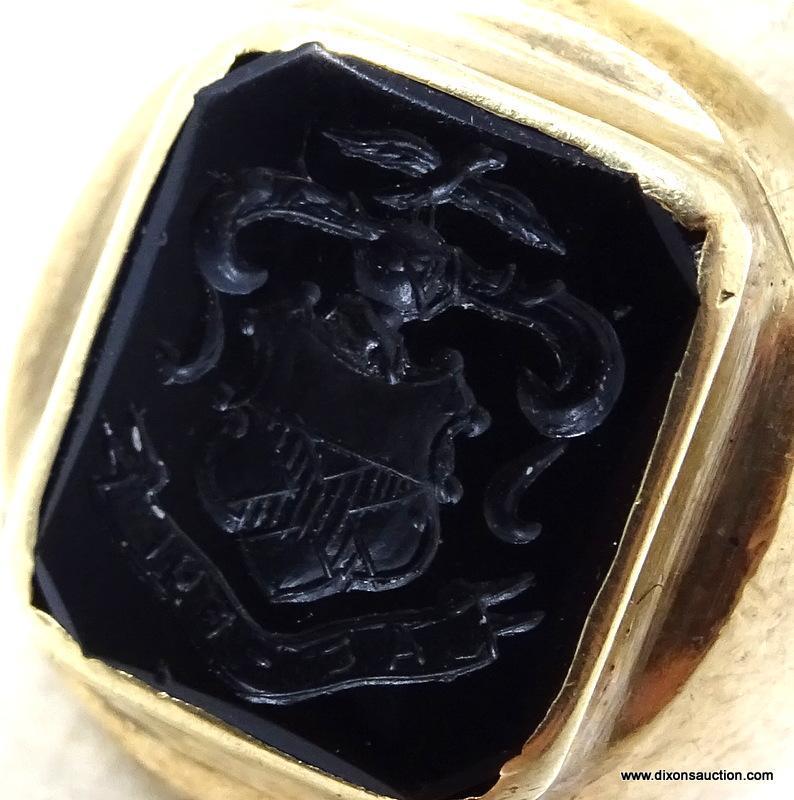 HEAVY 10K YELLOW GOLD RING WITH FAMILY CREST ENGRAVED BLACK ONYX GEMSTONE. SIZE 5-3/4. WEIGHS