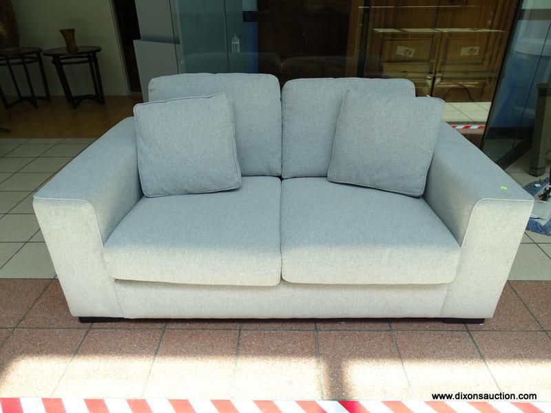 BRAND NEW TAMORA FABRIC LOVESEAT IN GRAY. A MODERN DESIGN COMBINED WITH LUXURIOUS, COMFORTABLE