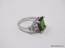 .925 STERLING SILVER LADIES 5 CT GREEN GEMSTONE COCKTAIL RING. SIZE 8.
