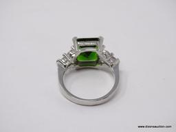 .925 STERLING SILVER LADIES 5 CT GREEN GEMSTONE COCKTAIL RING. SIZE 8.