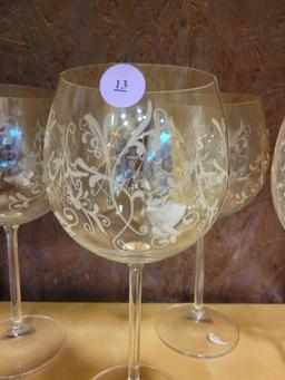 4 MATCHING ETCHED GIN GLASSES, CLOTH COCKTAIL NAPKINS AND DRINK CHARMS