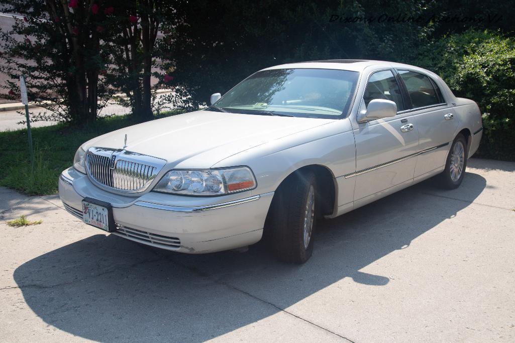 2006 LINCOLN 4-DOOR SEDAN TOWN CAR. SIGNATURE LIMITED. 4.6L ENGINE. VIN # 1LNHM82W46Y650530.