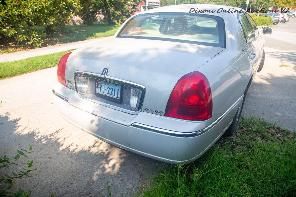 2006 LINCOLN 4-DOOR SEDAN TOWN CAR. SIGNATURE LIMITED. 4.6L ENGINE. VIN # 1LNHM82W46Y650530.