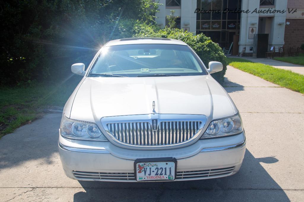 2006 LINCOLN 4-DOOR SEDAN TOWN CAR. SIGNATURE LIMITED. 4.6L ENGINE. VIN # 1LNHM82W46Y650530.