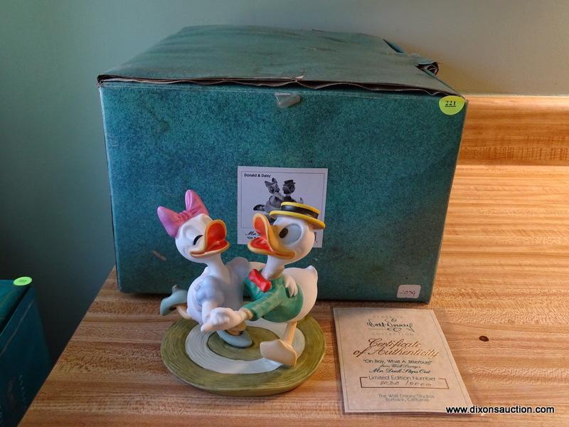 (UPKIT) WALT DISNEY CLASSICS COLLECTION FIGURINES OF DONALD AND DAISY "OH BOY, WHAT A JITTERBUG!"